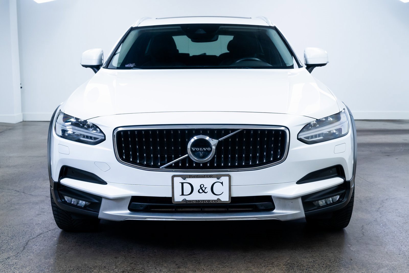 Used 2017 Volvo V90 T6 Cross Country image 2