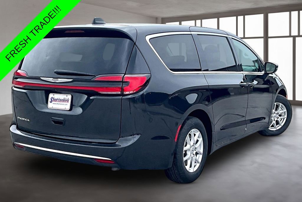Used 2023 Chrysler Pacifica Touring-L FWD image 6