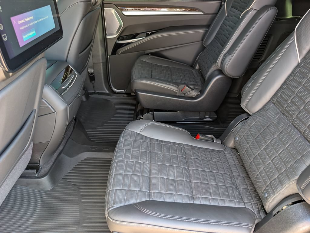 Certified 2026 Cadillac Escalade ESV Platinum Sport w/ LPO, ONYX Package AWD/4WD image 17