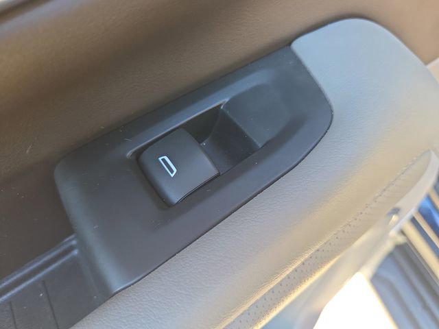 Used 2023 GMC Yukon XL SLT image 12