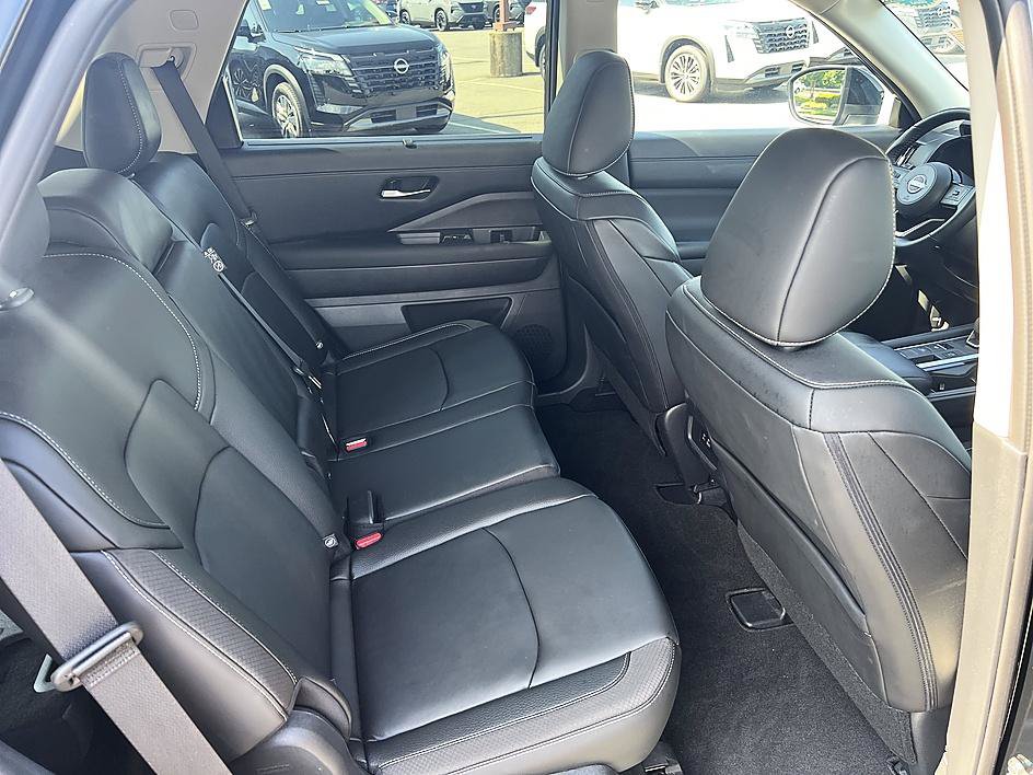 Certified 2025 Nissan Pathfinder SL w/ Cargo Package FWD image 16