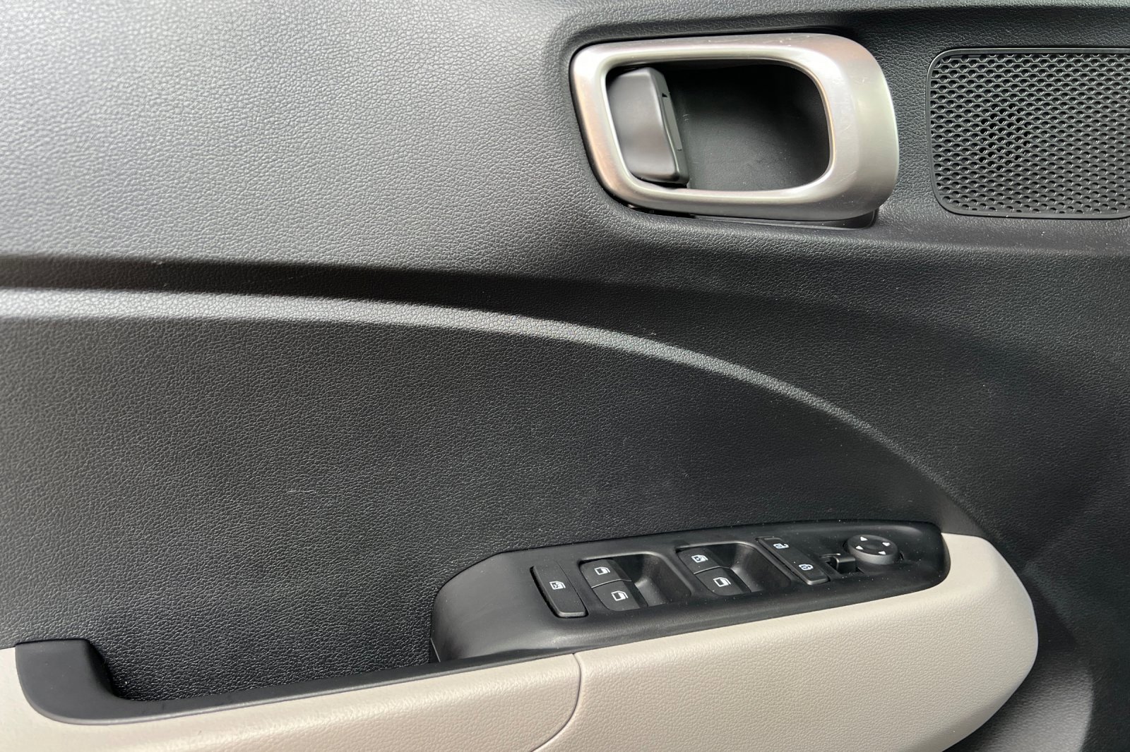 Certified 2025 Hyundai Venue SEL image 12