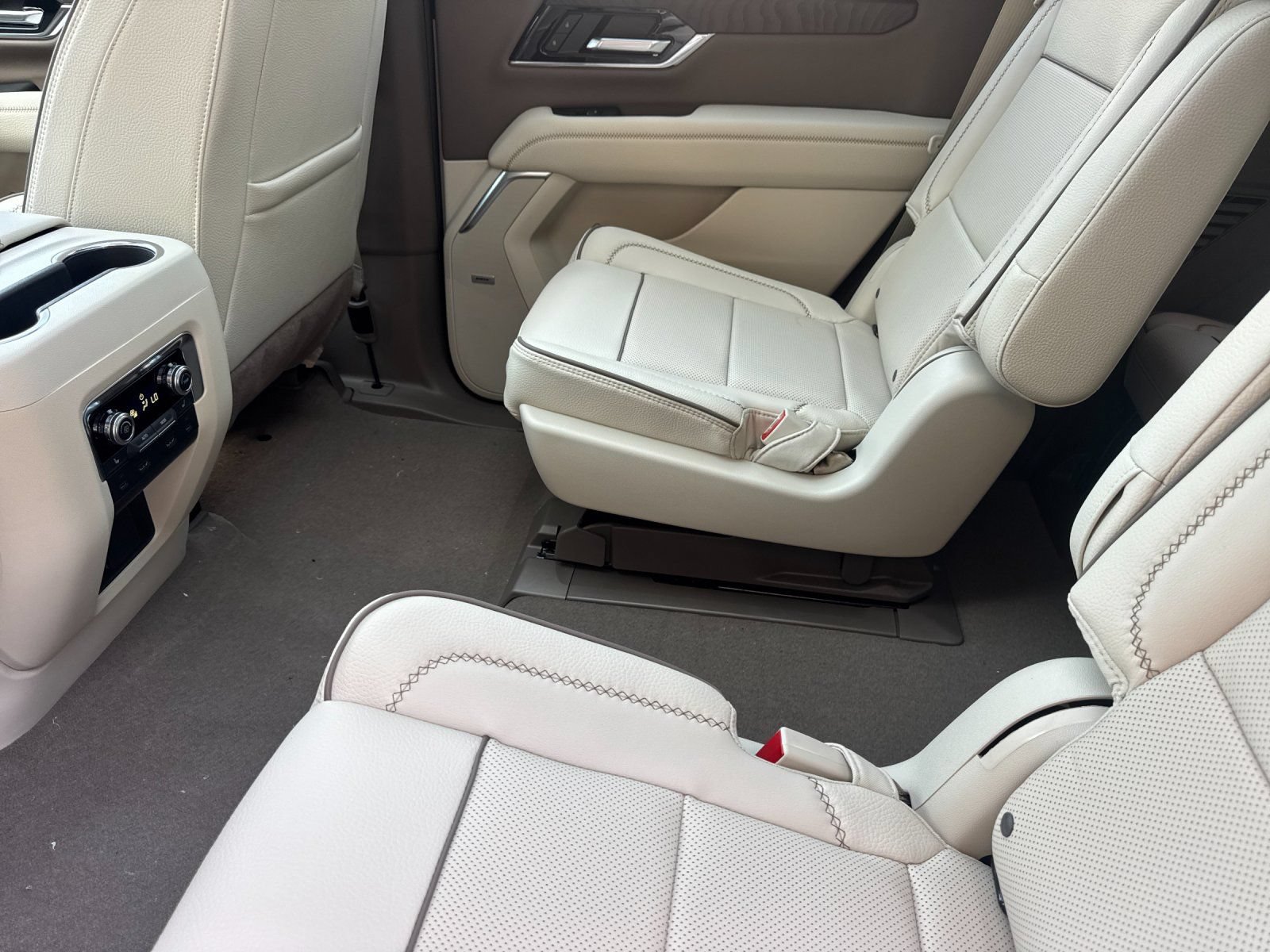 New 2026 GMC Yukon Denali w/ Denali Reserve Package AWD/4WD image 12