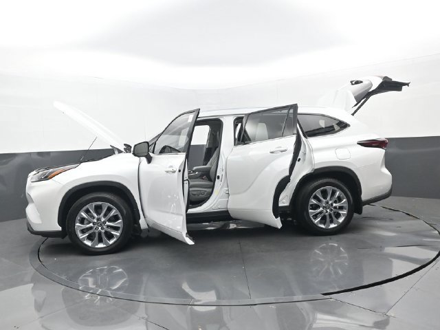 Used 2026 Toyota Highlander Limited AWD/4WD image 34