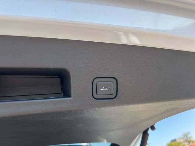 New 2026 Chevrolet Traverse LT w/ Sun and Wheel Package FWD image 32