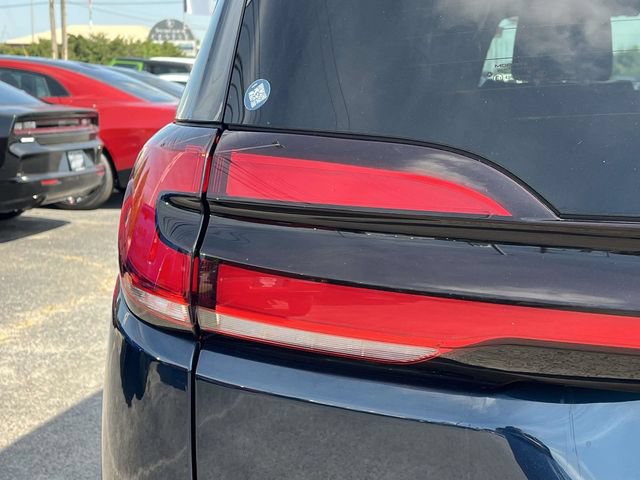 Used 2025 Chrysler Pacifica Select FWD image 10