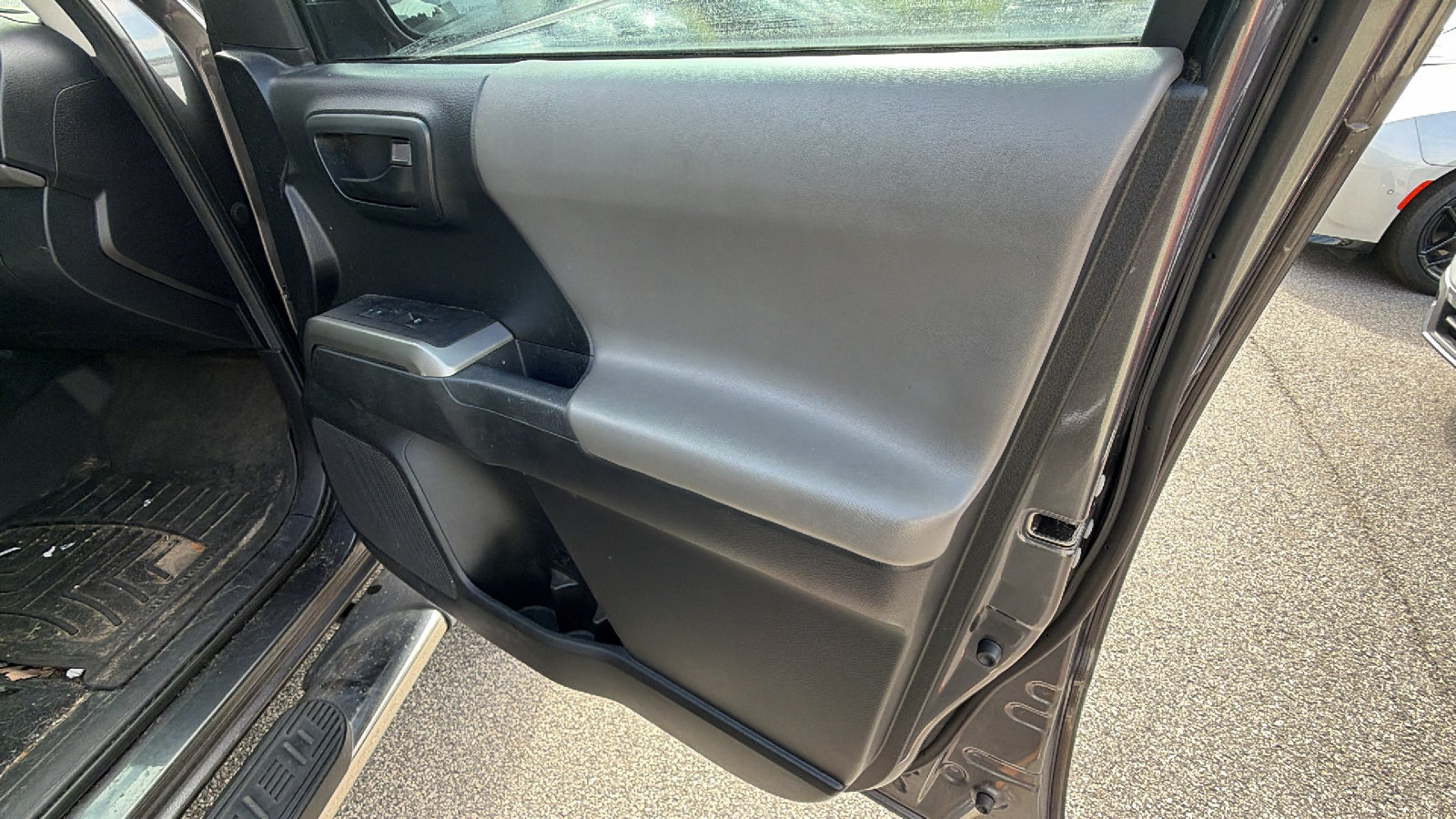 Used 2016 Toyota Tacoma SR5 RWD image 17