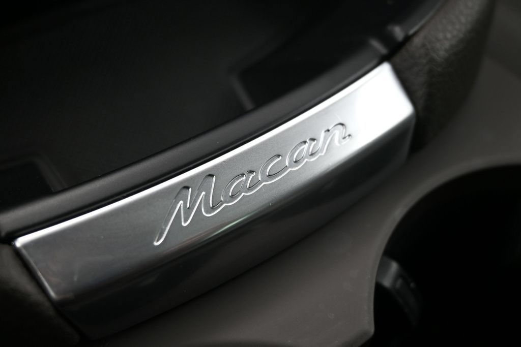 Certified 2023 Porsche Macan AWD/4WD image 18