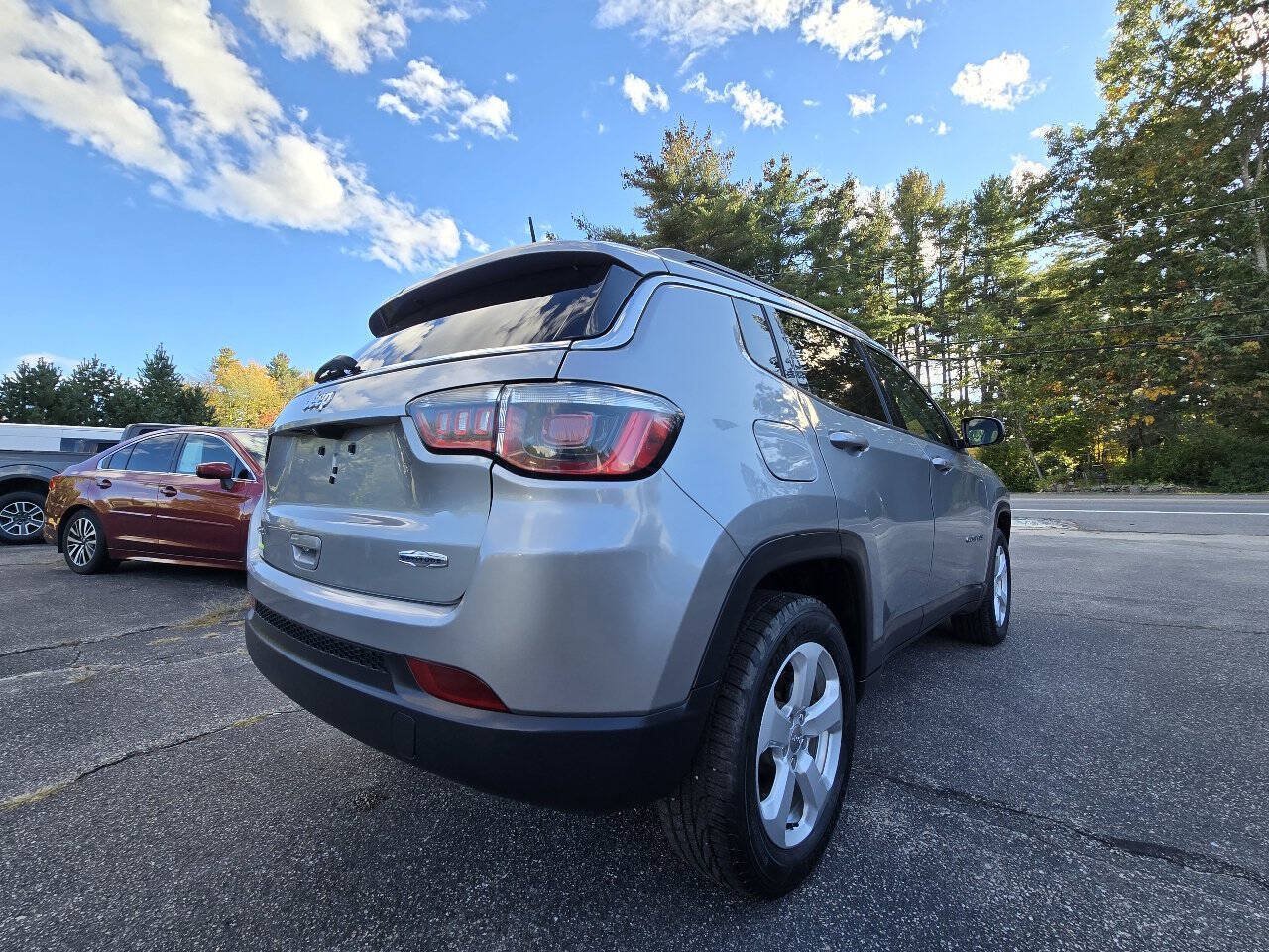 Used 2018 Jeep Compass Latitude w/ Cold Weather Group AWD/4WD image 11