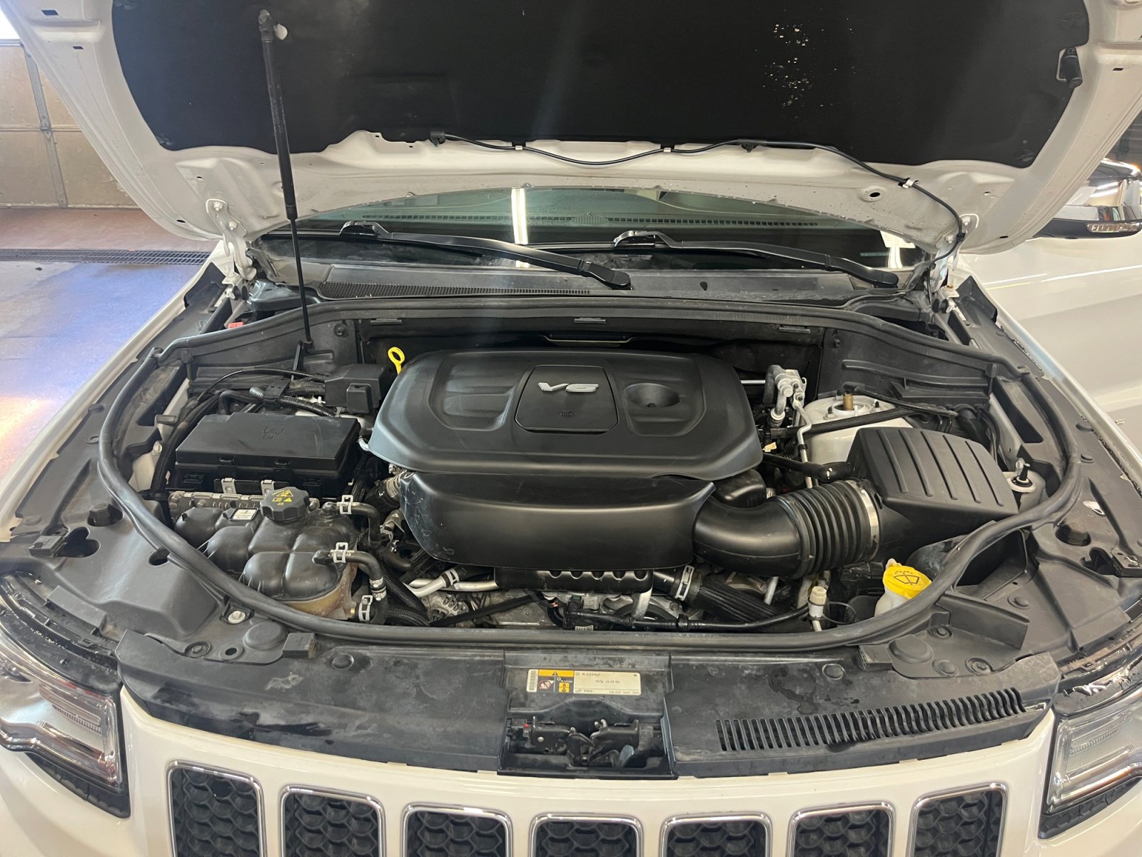 Used 2016 Jeep Grand Cherokee Overland w/ Advanced Technology Group image 28