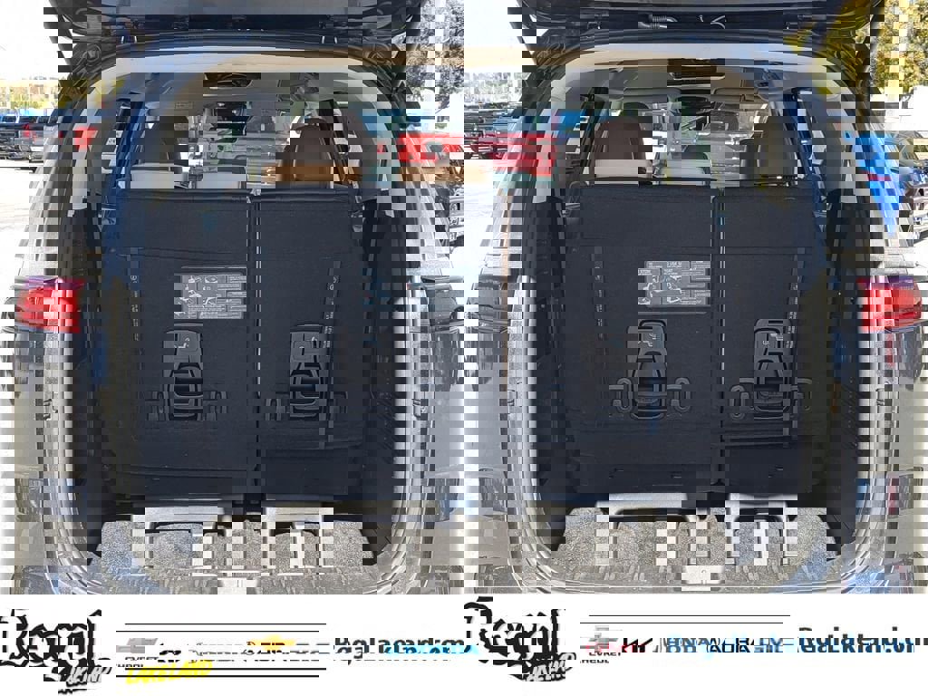 Used 2023 Kia Carnival EX image 8