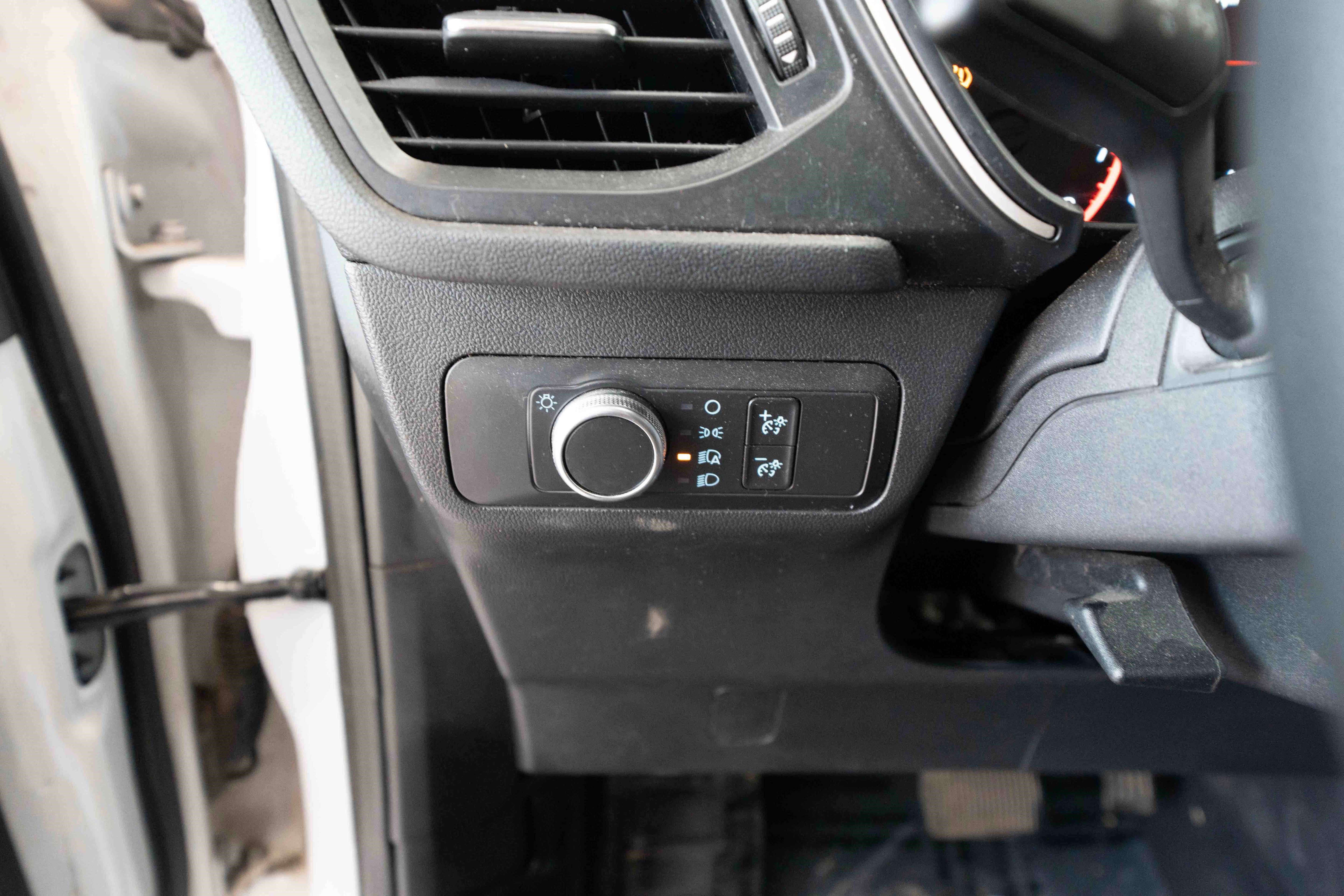 Used 2020 Ford Escape SE image 12