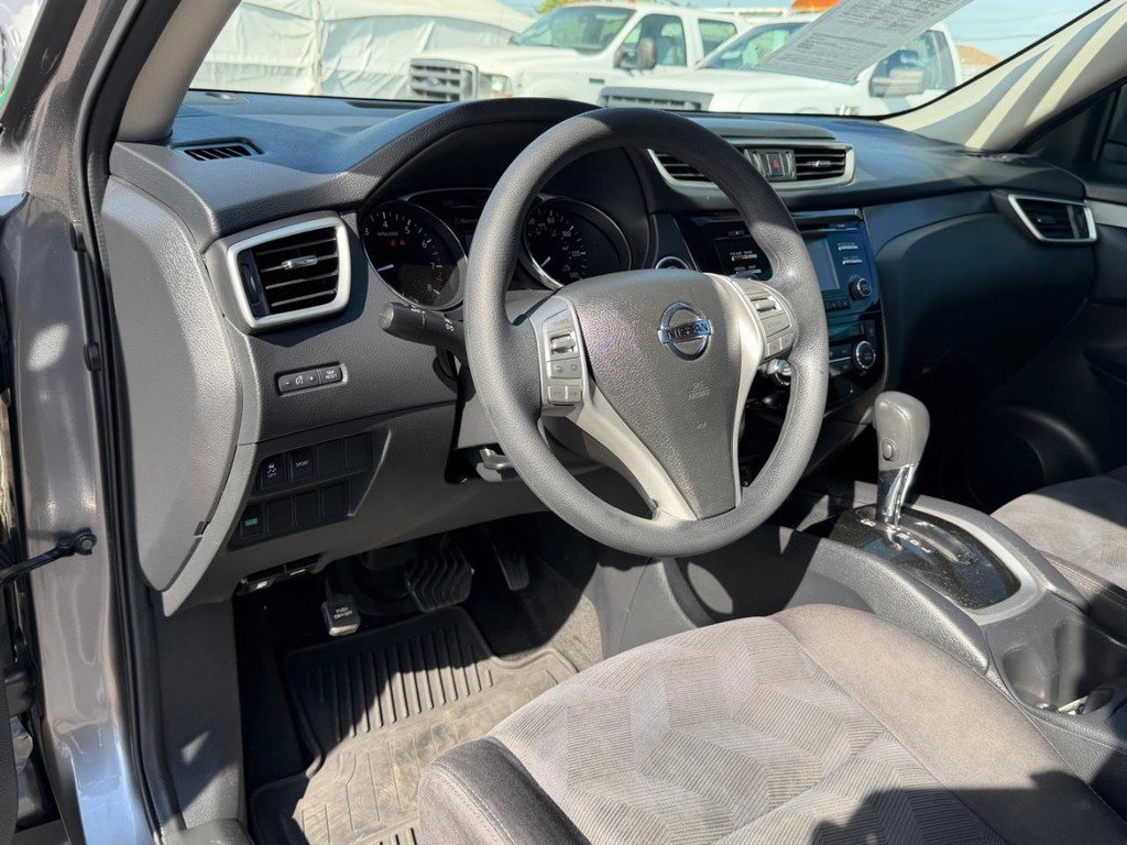 Used 2016 Nissan Rogue SV image 16