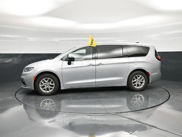 Used 2024 Chrysler Pacifica Touring-L image 9