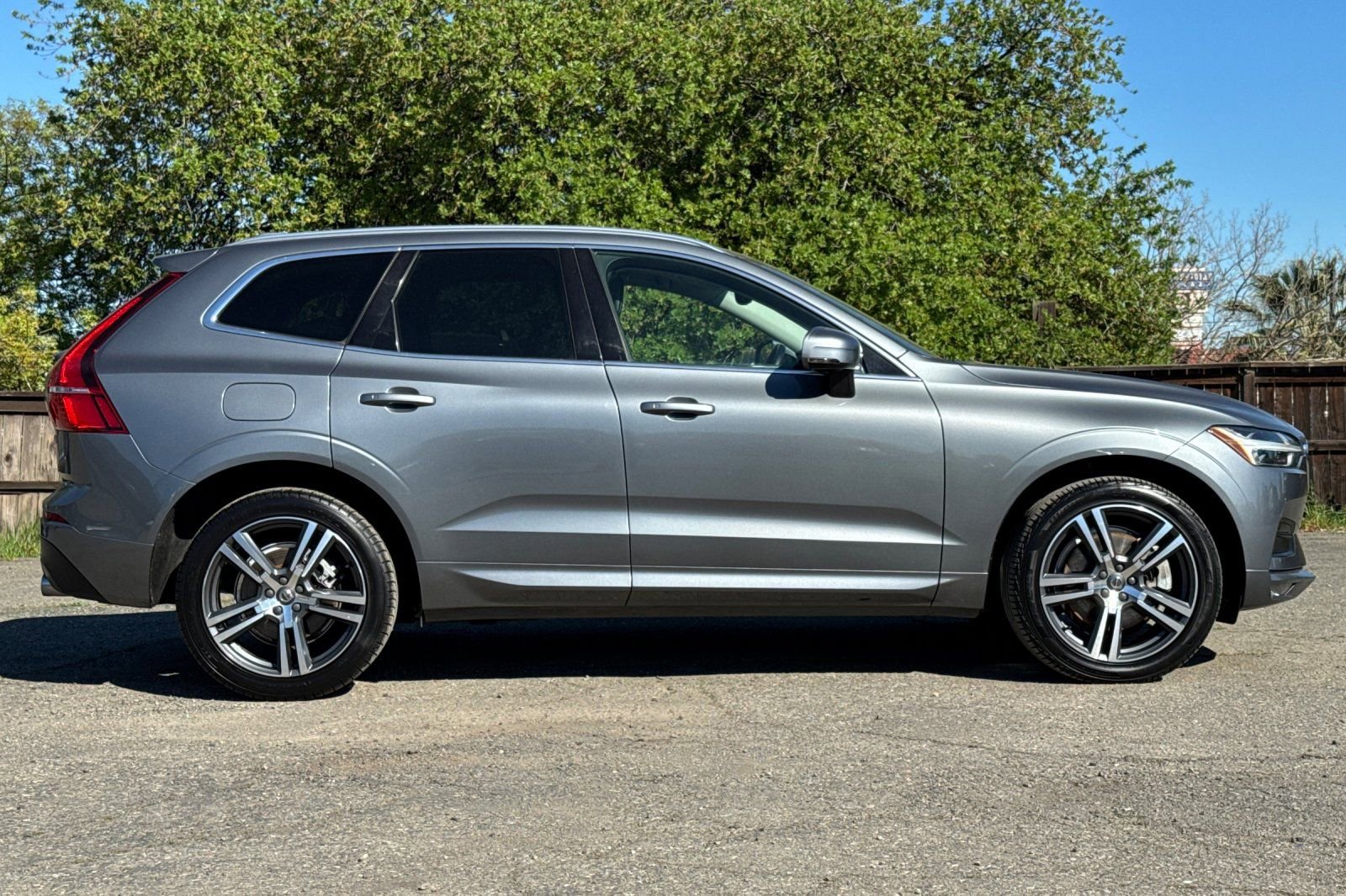 Used 2021 Volvo XC60 T6 Momentum image 3