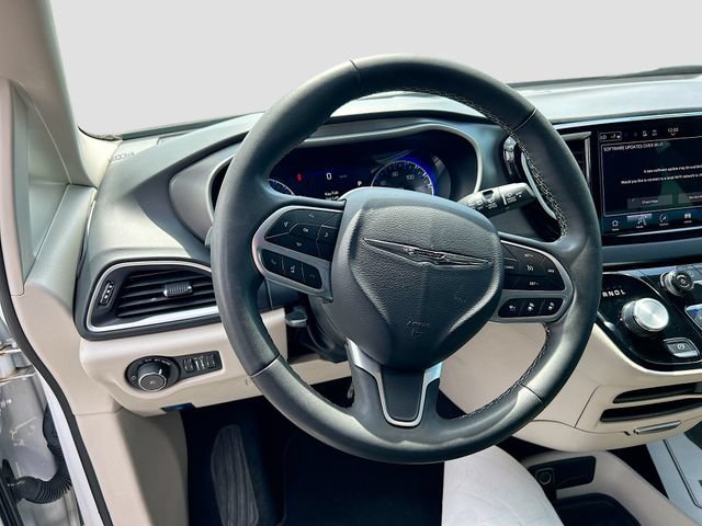 Used 2023 Chrysler Pacifica Touring-L FWD image 8