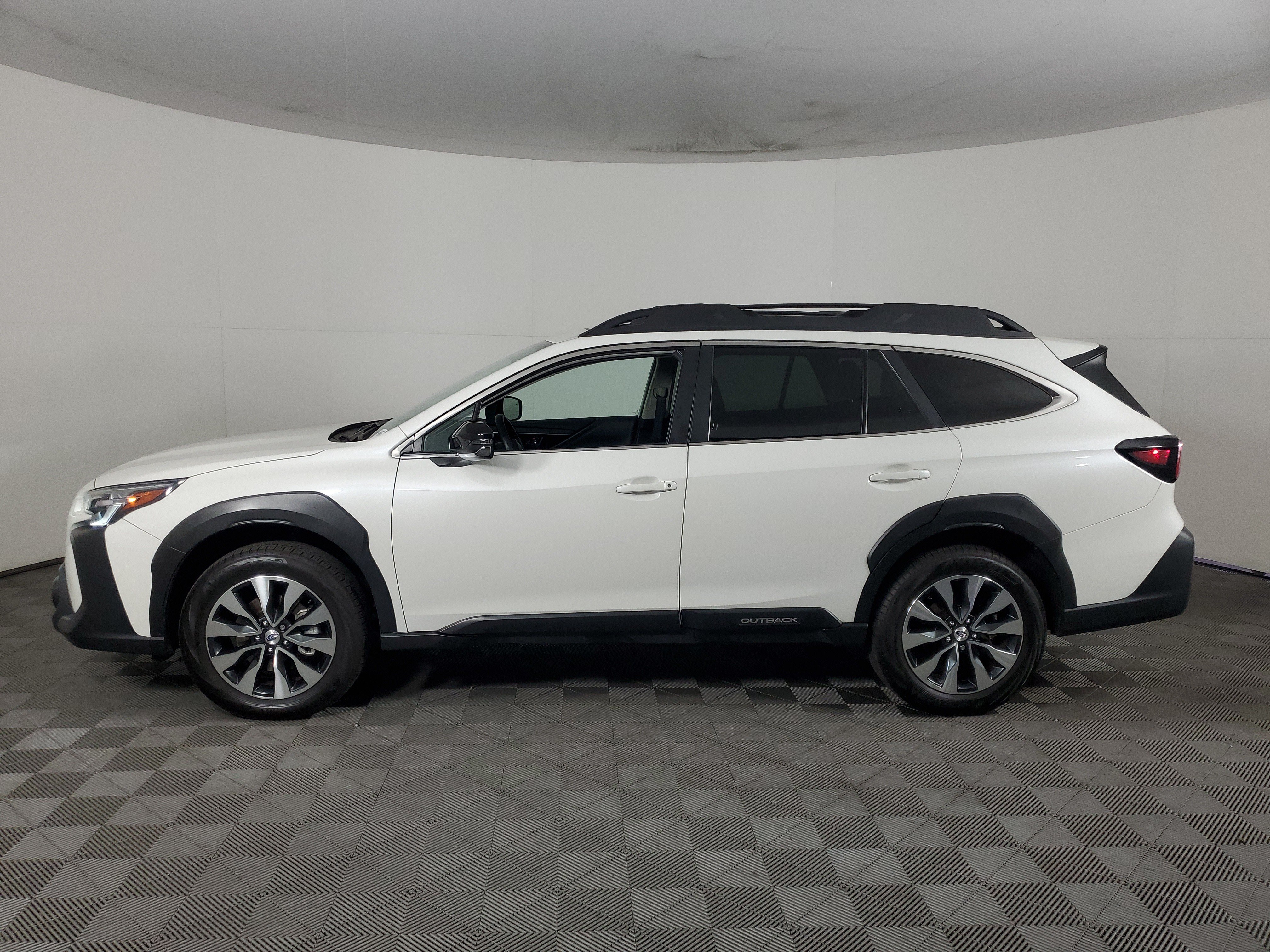 Used 2023 Subaru Outback Limited AWD/4WD image 7