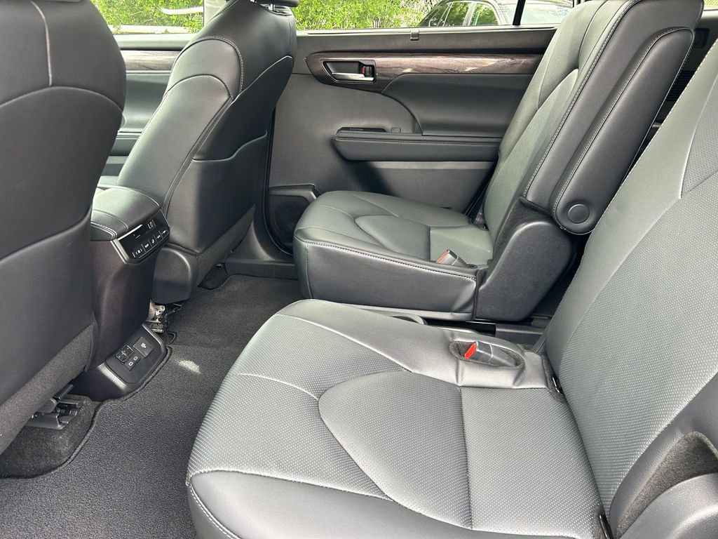 Used 2026 Toyota Highlander Limited image 17