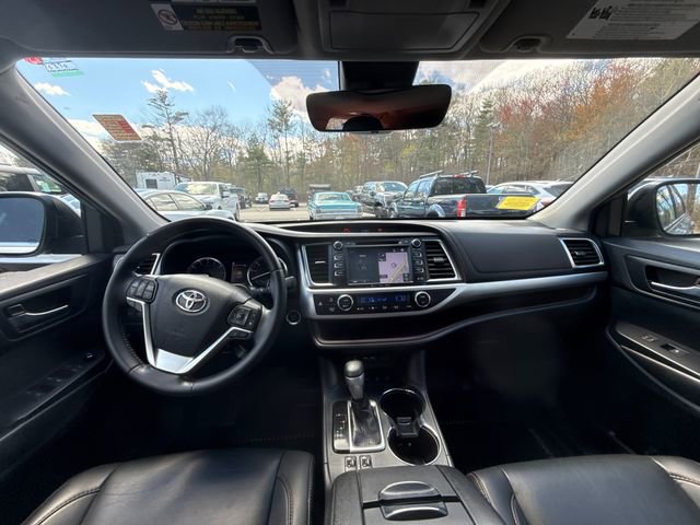 Used 2019 Toyota Highlander XLE AWD/4WD image 16