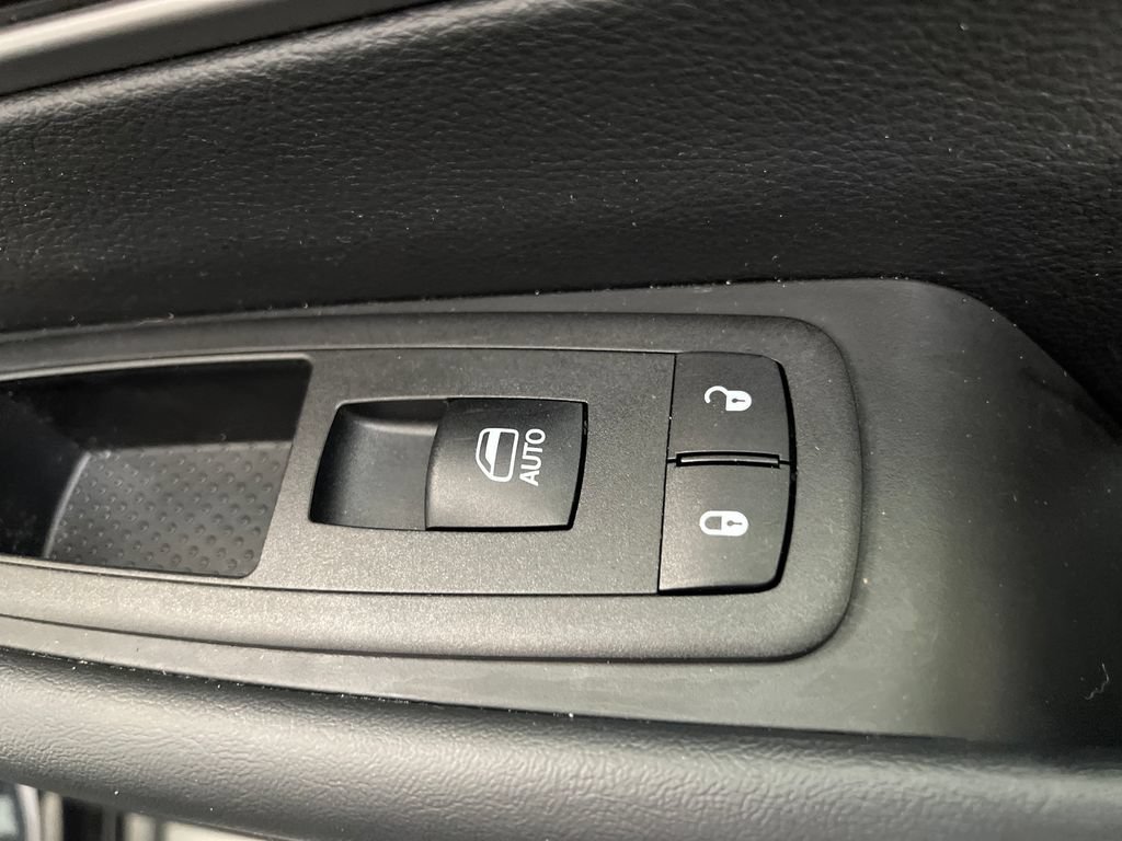 Used 2025 Chrysler Pacifica Select FWD image 39