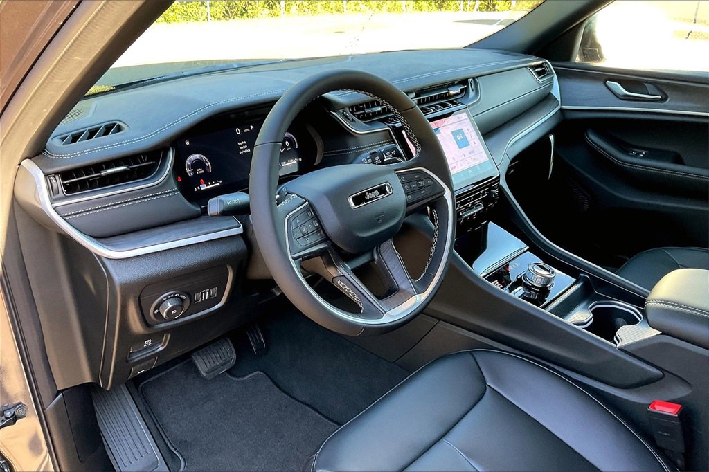 New 2025 Jeep Grand Cherokee Limited w/ Black Appearance Package image 6