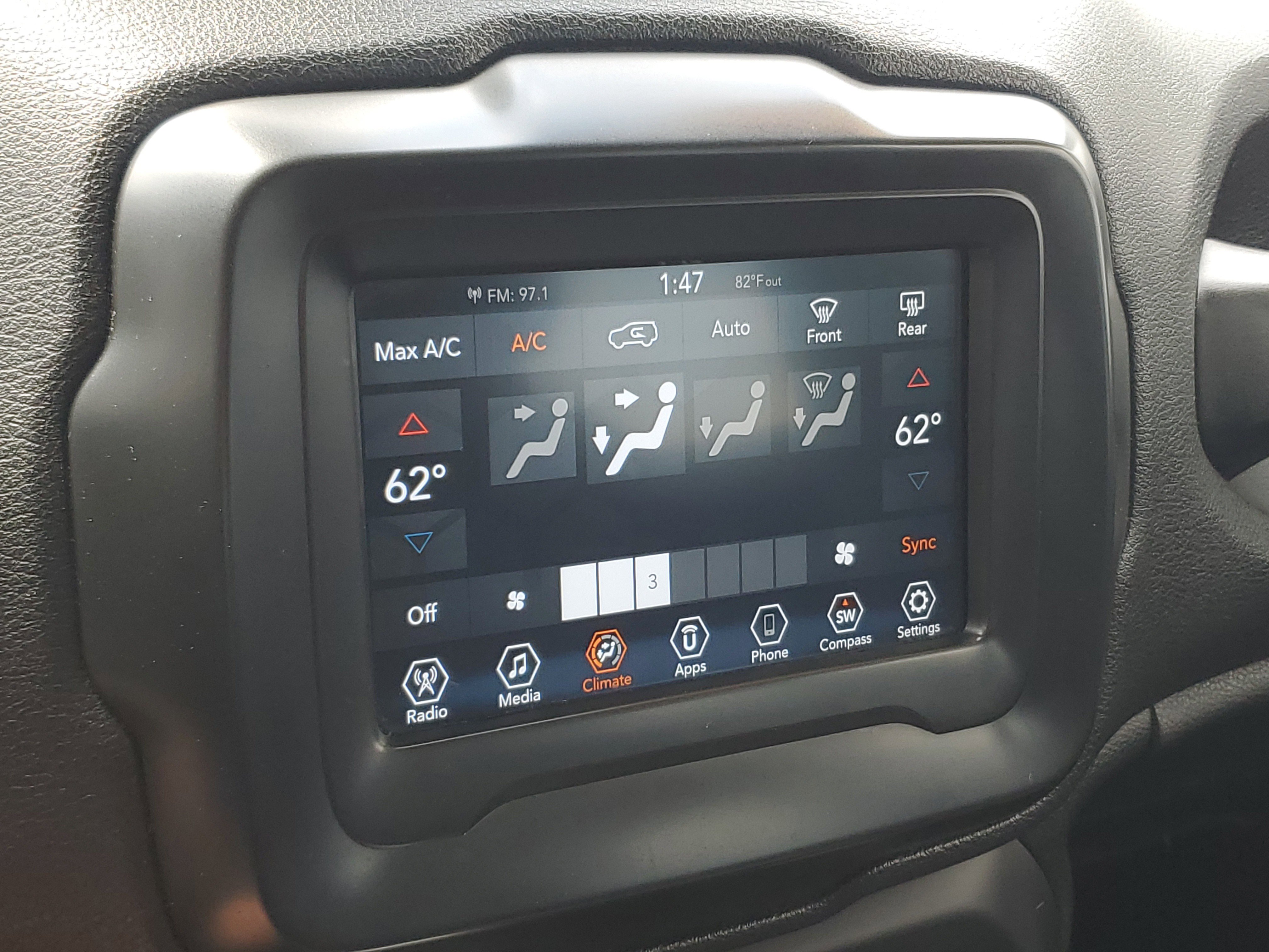 Used 2018 Jeep Renegade Latitude FWD image 24