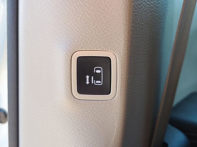 Used 2023 Chrysler Voyager LX FWD image 14