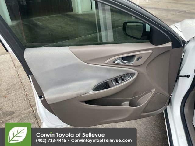 Used 2017 Chevrolet Malibu LT image 25