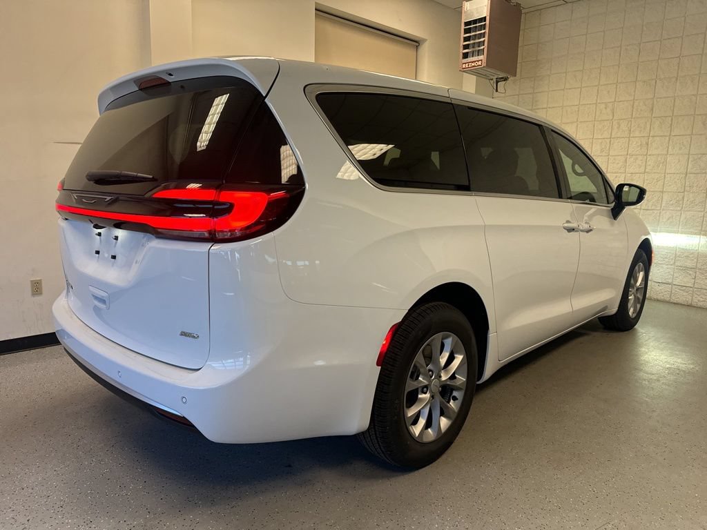 New 2027 Chrysler Pacifica Select AWD/4WD image 20