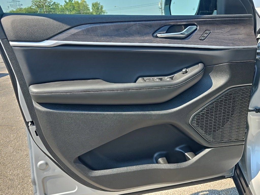 New 2025 Jeep Grand Cherokee L Limited w/ Luxury Tech Group II image 13