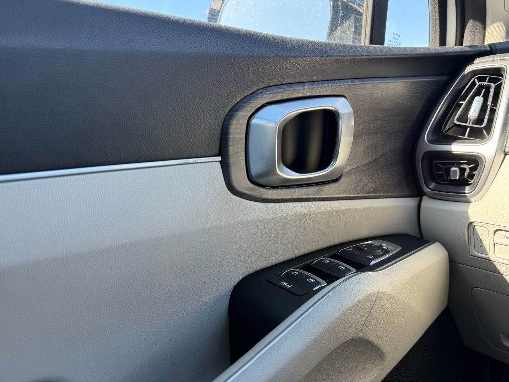 Used 2022 Kia Sorento EX w/ Panoramic Sunroof Package image 11