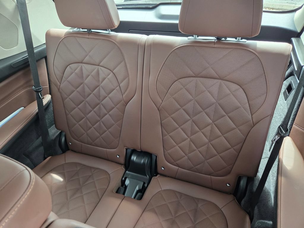 Used 2025 BMW X7 xDrive40i w/ Premium Package AWD/4WD image 8