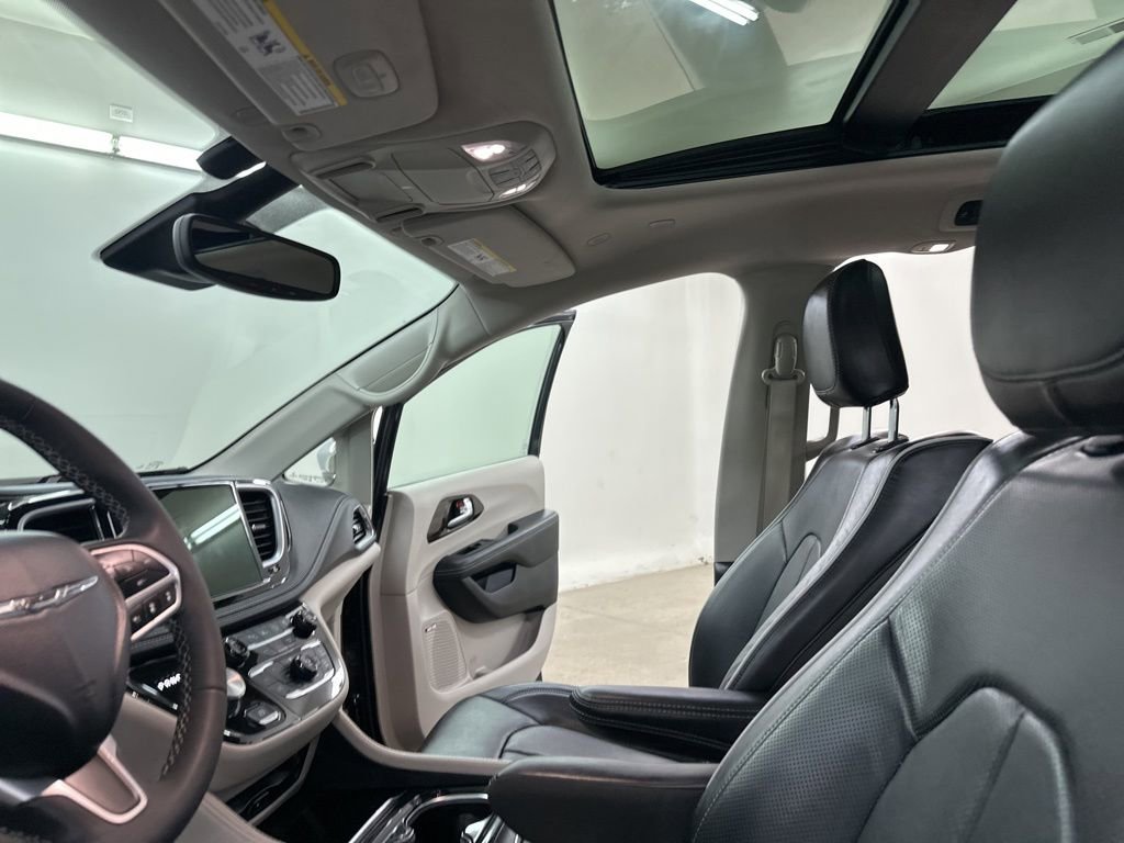 Used 2022 Chrysler Pacifica Limited w/ Uconnect Theater Family Group image 32