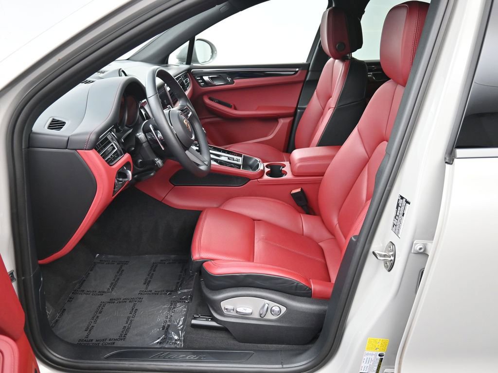 Certified 2025 Porsche Macan AWD/4WD image 10