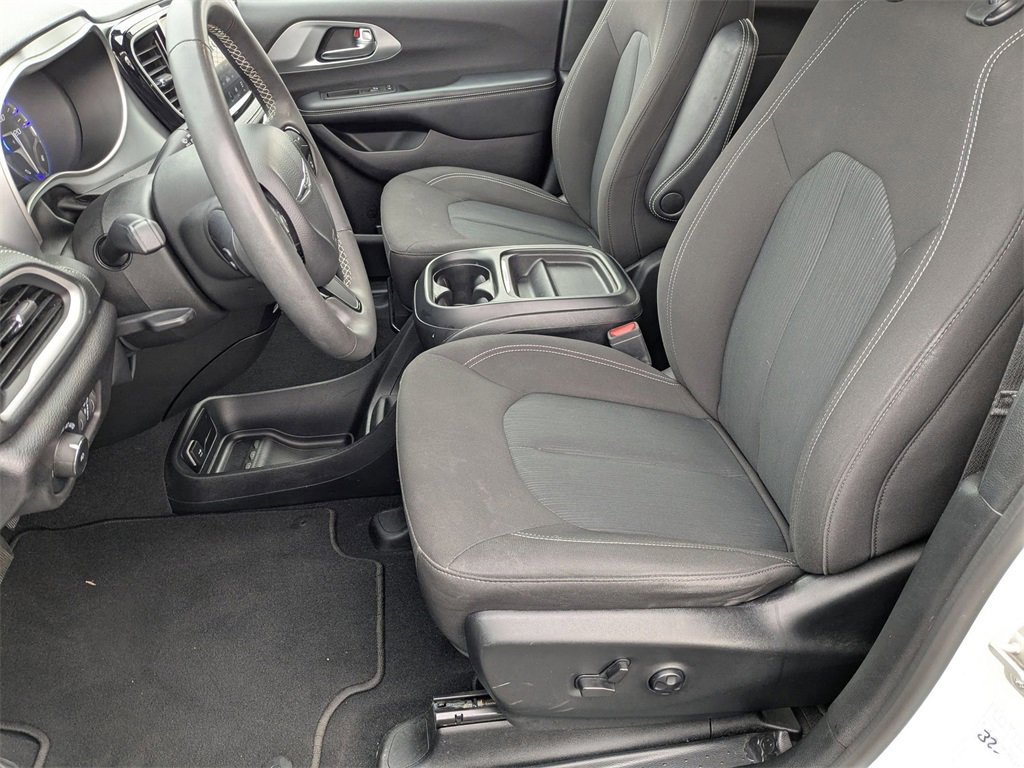 Used 2023 Chrysler Pacifica Touring image 21