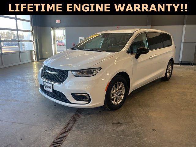 Certified 2024 Chrysler Pacifica Touring-L image 4