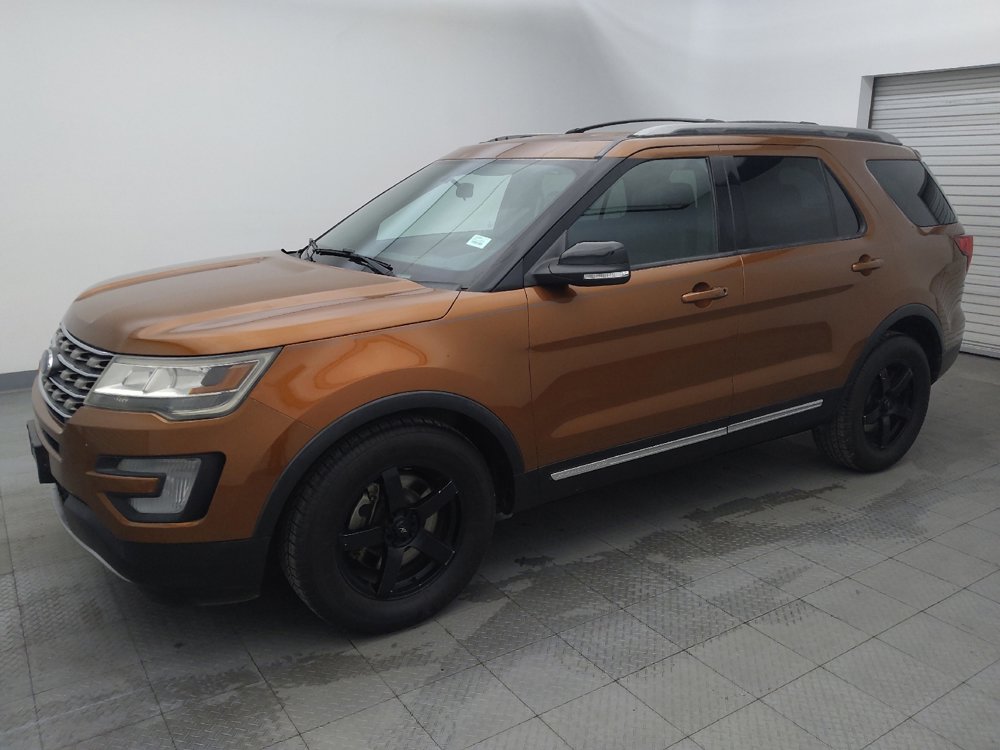 Used 2017 Ford Explorer XLT image 2