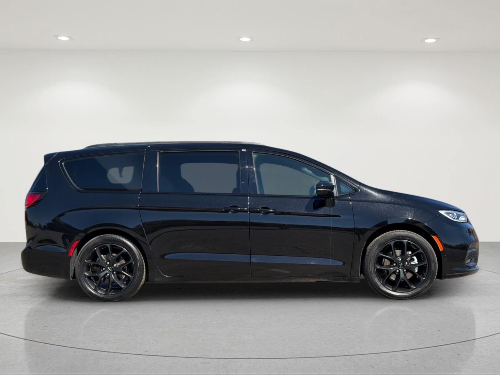 Used 2025 Chrysler Pacifica Limited FWD image 6