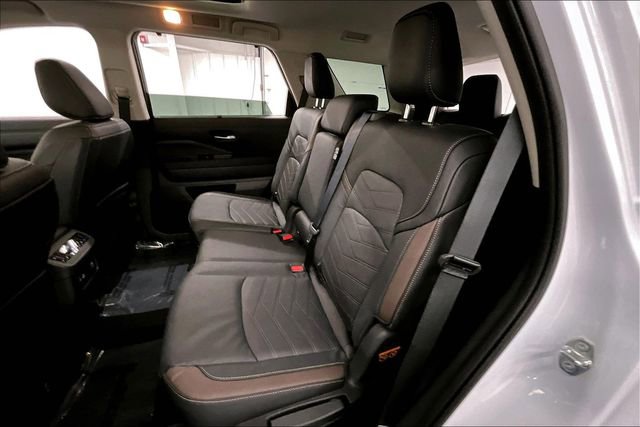 New 2025 Nissan Pathfinder Platinum w/ Lighting Package (N93) AWD/4WD image 11