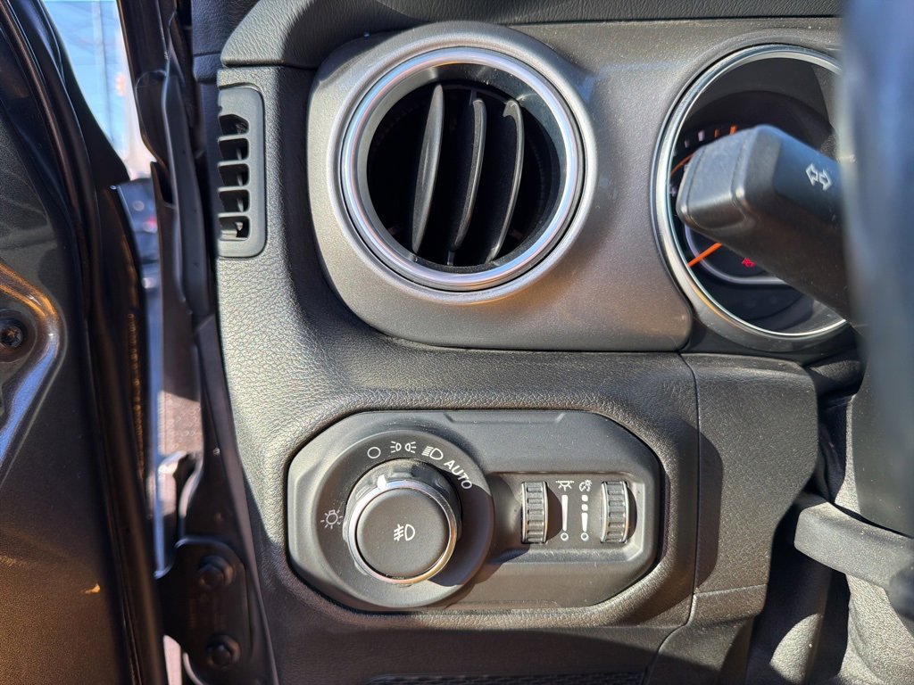 Used 2018 Jeep Wrangler Unlimited Sahara image 30