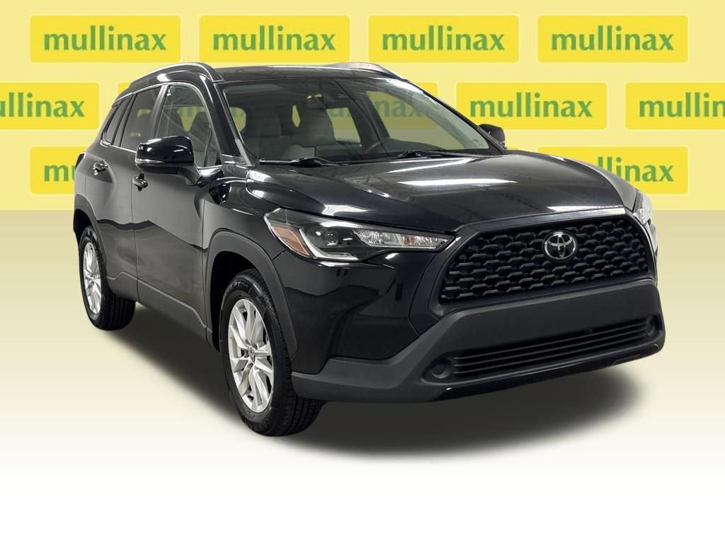 Used 2022 Toyota Corolla Cross LE image 2