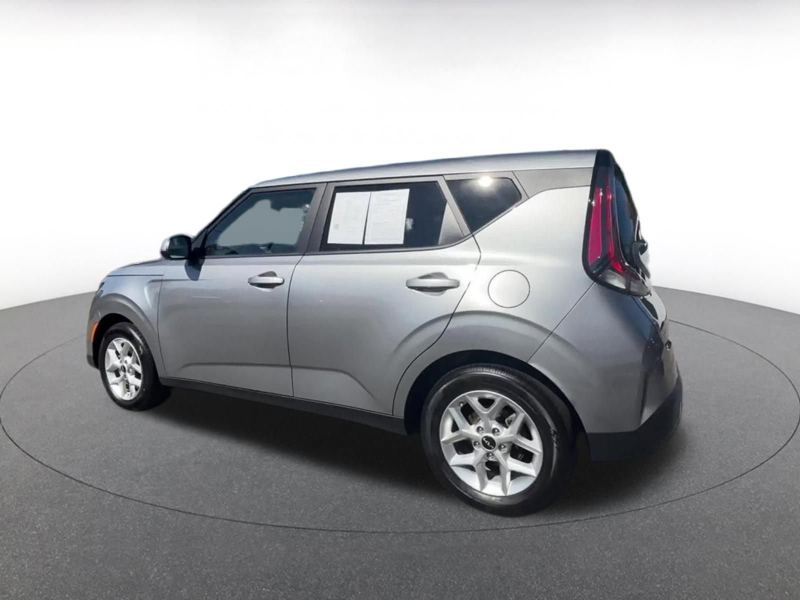 Used 2025 Kia Soul LX w/ LX Technology Package FWD image 10