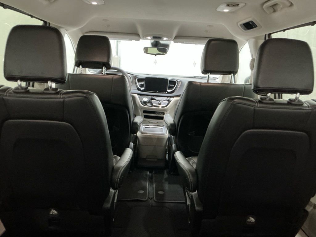 Used 2023 Chrysler Pacifica Touring-L image 22