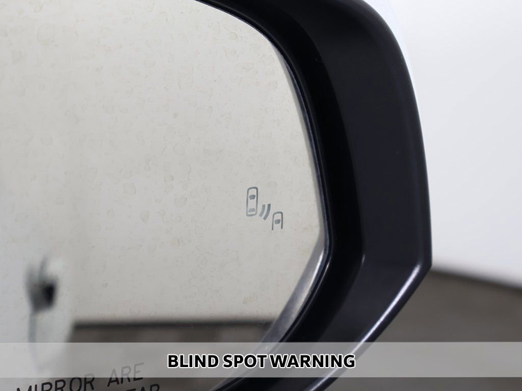 Used 2024 Toyota Highlander LE AWD/4WD image 4