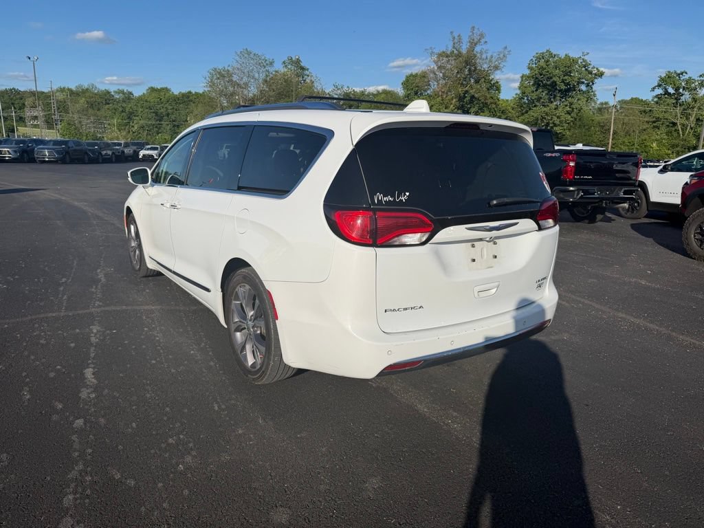 Used 2018 Chrysler Pacifica Limited w/ Tire & Wheel Group FWD image 4