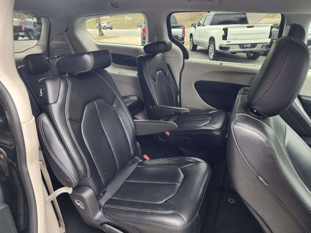 Used 2023 Chrysler Pacifica Touring-L image 9