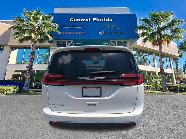Certified 2023 Chrysler Pacifica Touring-L FWD image 6