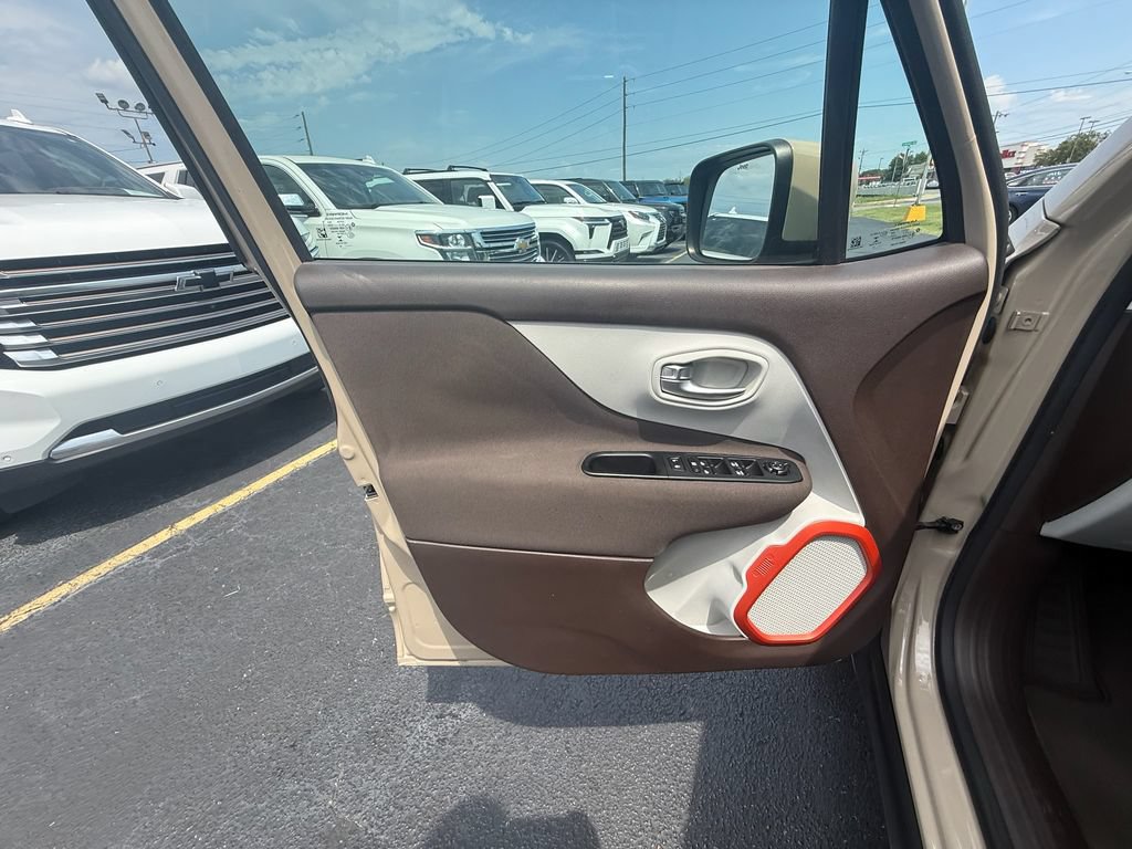 Used 2015 Jeep Renegade Latitude w/ Cold Weather Group FWD image 11