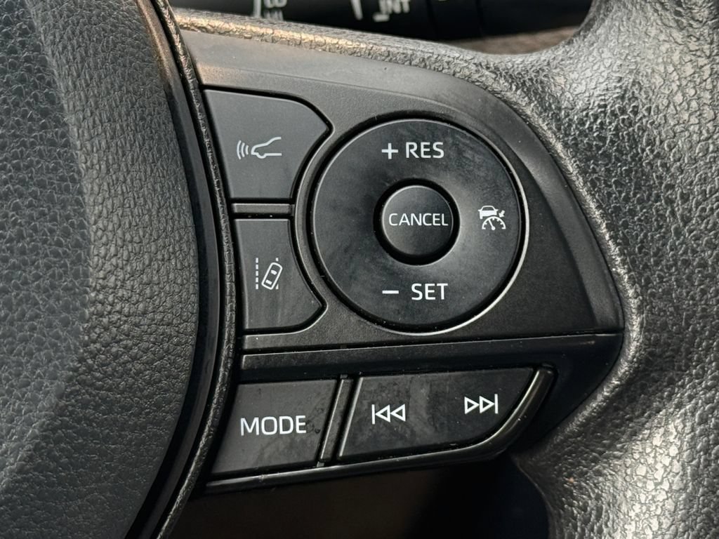 Used 2025 Toyota RAV4 XLE AWD/4WD image 20