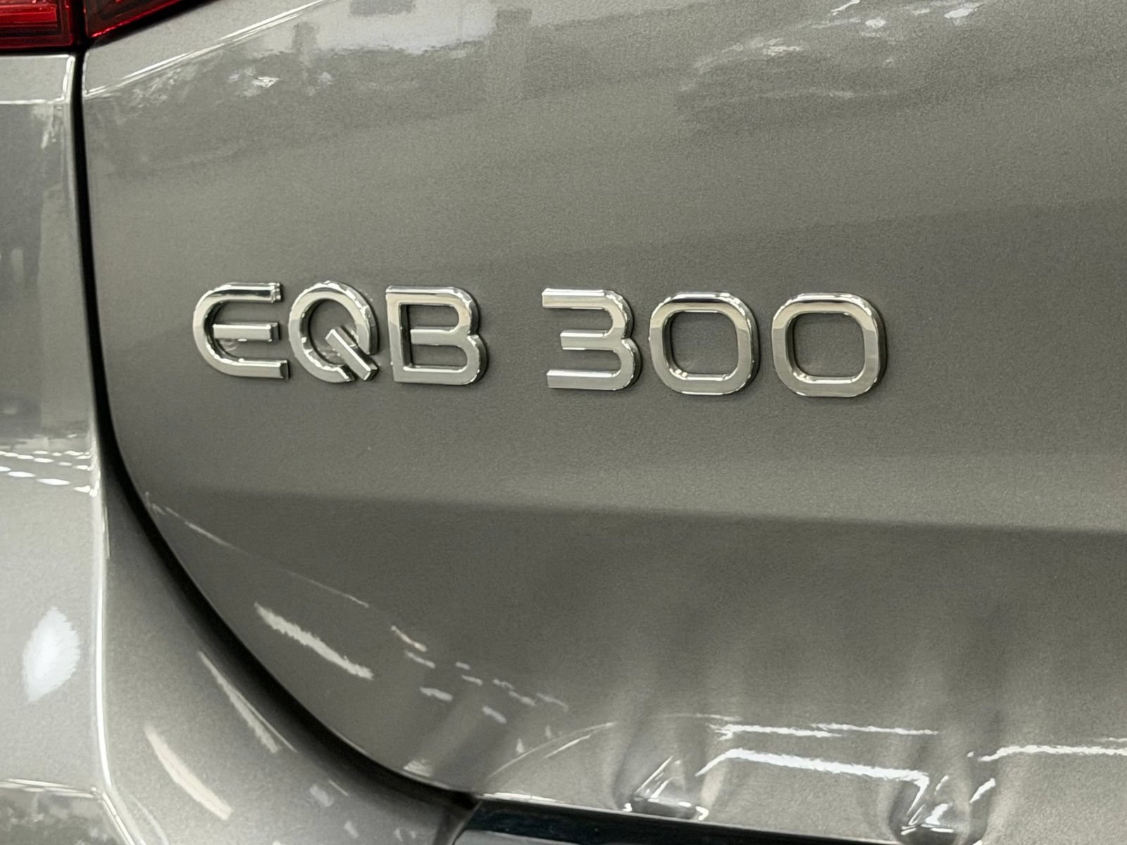 Used 2025 Mercedes-Benz EQB 300 4MATIC image 13